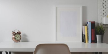 Model çerçeveli modern işyeri, ofis malzemeleri ve fotokopi alanı olan klasik radyo.  