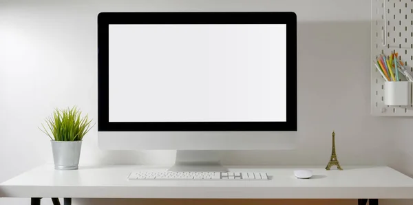 Loft espacio de trabajo con maqueta de computadora de escritorio con maceta de árbol y decoraciones en escritorio blanco con espacio de copia —  Fotos de Stock