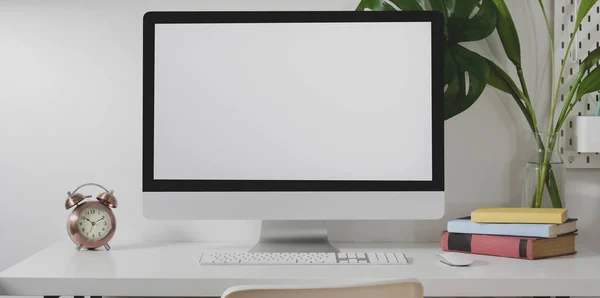 Vyhonit stolní počítač v minimálním kancelářském stylu s kancelářskými potřebami a dekoracemi s bílou stěnou pozadí — Stock fotografie