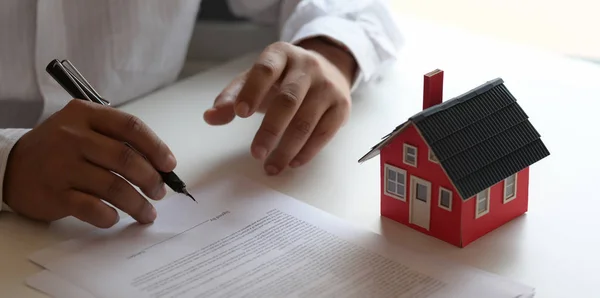 Customer signing contract about home loan agreement for new house — Stock Photo, Image