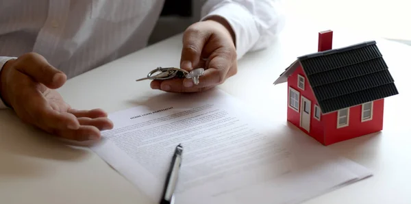 Close-up widok męskiego agenta nieruchomości oferują klucz dla swojego klienta po podpisaniu umowy najmu, koncepcja nieruchomości Zdjęcie Stockowe
