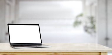 Boş ekran dizüstü bilgisayar mermer tablo üzerinde kopyalama alanı ve bulanık arkaplan 