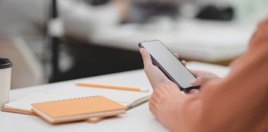 Boş ekran akıllı telefon tutan genç kadının yakın çekim görünümü