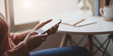 Boş ekran akıllı telefon tutan genç kadının yakın çekim görünümü