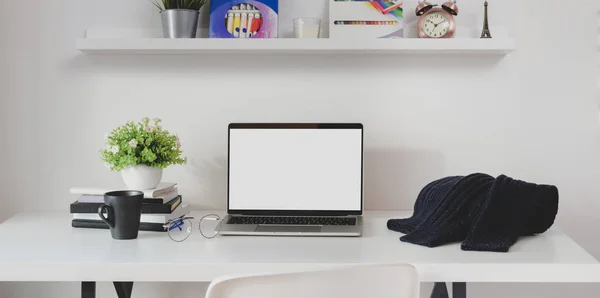 Mavi süveter ve ofis malzemeleri ile açık ekran dizüstü bilgisayarı olan minimal iş yeri — Stok fotoğraf