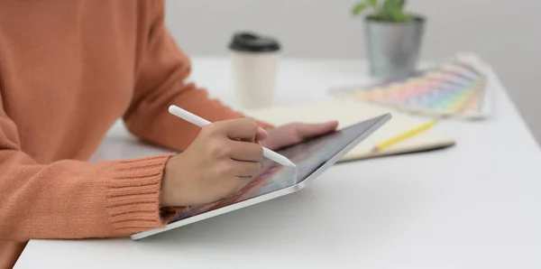 Schnappschuss einer jungen Frau, die mit Tablet an ihrem Projekt arbeitet — Stockfoto