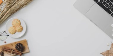 Fotokopi alanı, ofis malzemeleri ve dekorasyonlu sonbahar işyeri manzarası 