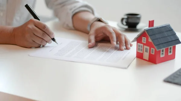 Vista de perto do contrato de assinatura do cliente sobre contrato de empréstimo de casa, conceito de propriedade imobiliária — Fotografia de Stock