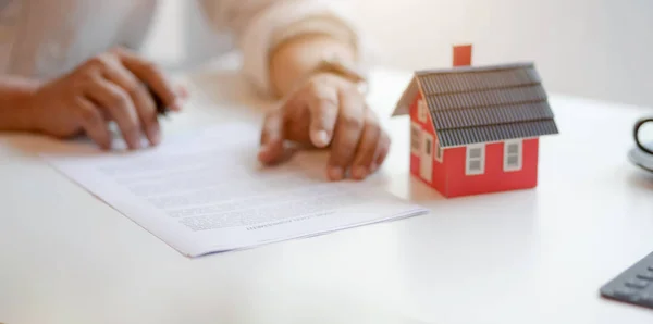 Conceito imobiliário: contrato de assinatura de cliente sobre contrato de empréstimo de casa para casa nova — Fotografia de Stock