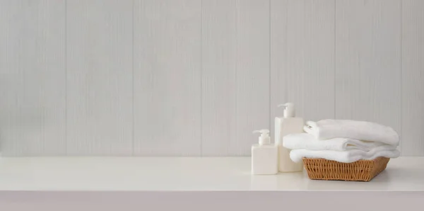 Towels with spa accessories on white table with copy space — Stock Photo, Image