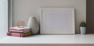 Çerçeve, ofis malzemeleri ve kopyalama alanı ile rahat çalışma alanı