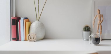 Kitaplarla, ofis malzemeleriyle ve kopyalama alanıyla rahat çalışma alanı