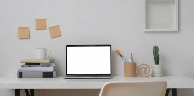 Laptop bilgisayarını boyama araçları ve ofis malzemeleriyle en az iş yerinde yapıştır 