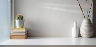 Boş ekran dijital tabletine sahip asgari çalışma alanı ve seramik vazo dekorasyonlarıyla kopyalama alanı 