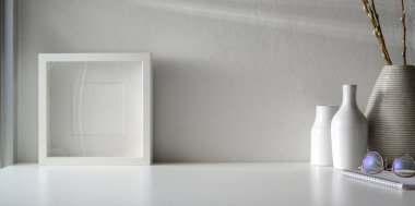 Beyaz masa ve dekorasyonlarda çerçeve oluşturup alanı kopyalayan en küçük çalışma alanı