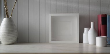 Beyaz masadaki seramik vazo dekorasyonlarıyla çerçeve oluşturup kopyalama alanı oluşturan en küçük çalışma alanı 