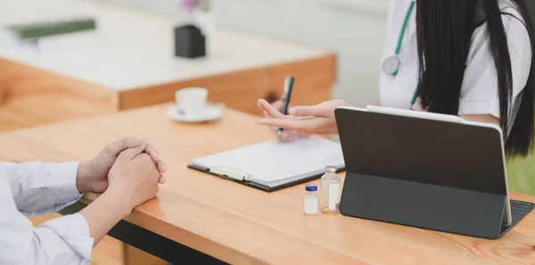 Close-up view of young doctor giving medical advice to her patient — ストック写真