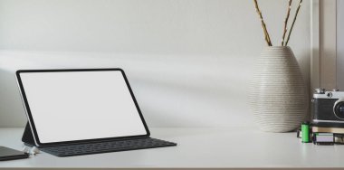 Tableti kopya alanı ve seramik vazo dekorasyonu ile en az çalışma alanına yerleştir 