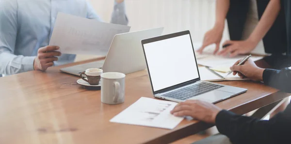 Colpo ritagliato di gruppo di imprenditori professionisti che discutono insieme il loro progetto in corso nella sala riunioni — Foto Stock