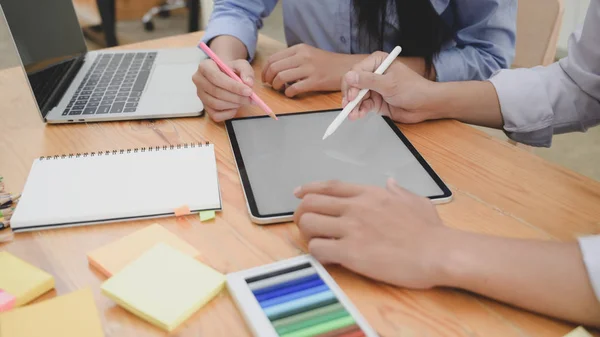 Ung professionell designer diskuterar sitt projekt tillsammans med bärbar dator — Stockfoto