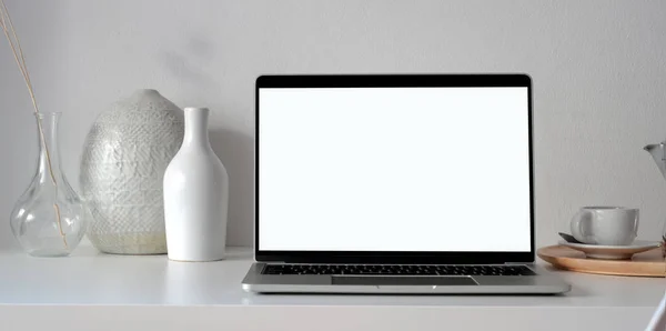 Computador portátil em branco aberto da tela no espaço de trabalho moderno com decorações cerâmicas e materiais de escritório — Fotografia de Stock