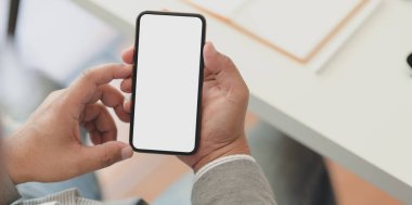 Boş ekran akıllı telefonu tutan profesyonel iş adamının yakın plan görüntüsü
