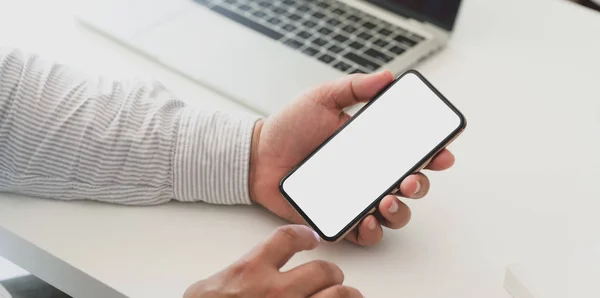 Närbild av professionell affärsman som håller blank skärm smartphone i sitt kontor rum — Stockfoto