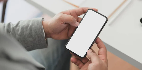 Vista de perto do empresário profissional segurando smartphone tela em branco — Fotografia de Stock