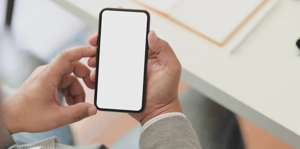 Närbild av professionell affärsman som håller blank skärm smartphone — Stockfoto
