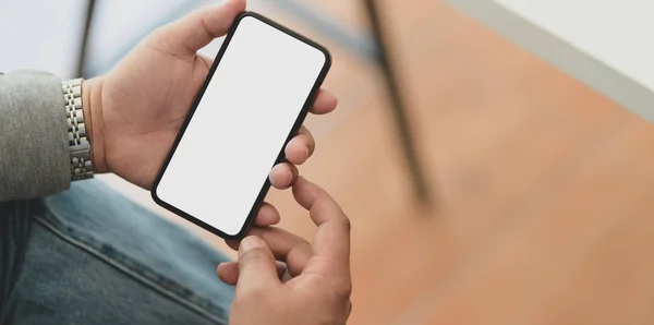 Vista de perto do empresário profissional segurando smartphone tela em branco — Fotografia de Stock