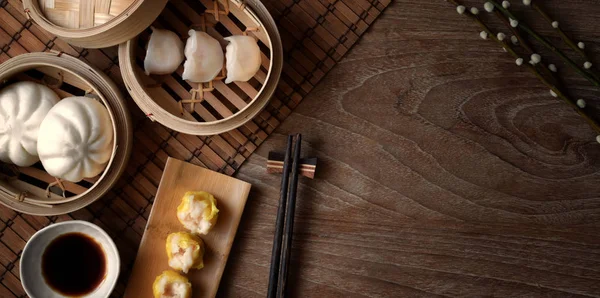 Ovanifrån av kinesisk ångkokt dumpling och ångkokt fläskbröd i en bambu ångkokare — Stockfoto