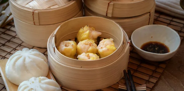 대나무 증기솥에 중국 사람들이 튀긴 만두와 익힌 돼지고기 빵 — 스톡 사진
