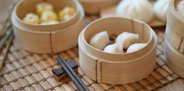 Colpo ritagliato di gnocco al vapore cinese e panino di maiale al vapore in un piroscafo di bambù — Foto stock gratuita
