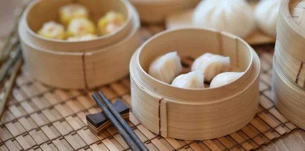 Beskuren skott av kinesisk ångkokt dumpling och ångkokt fläsk bambu ångkokare — Gratis stockfoto