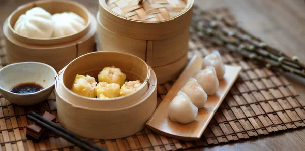 Potret pangsit kukus Cina dan roti babi kukus dalam sebuah kapal uap bambu — Stok Foto