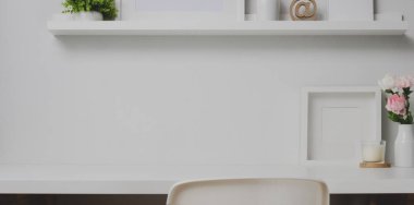 Rafta kopyalama alanı ve dekorasyonları olan en küçük çalışma alanı