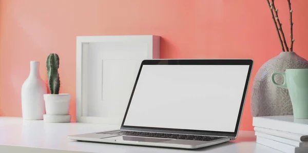 Local de trabalho mínimo com laptop de tela em branco aberto com espaço de cópia e material de escritório — Fotografia de Stock