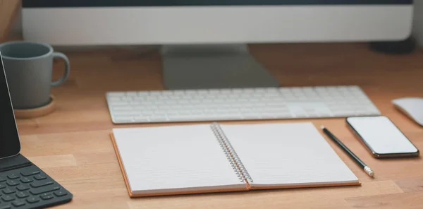 Captura recortada de espacio de trabajo moderno con suministros de oficina y computadora de escritorio en mesa de madera — Foto de Stock