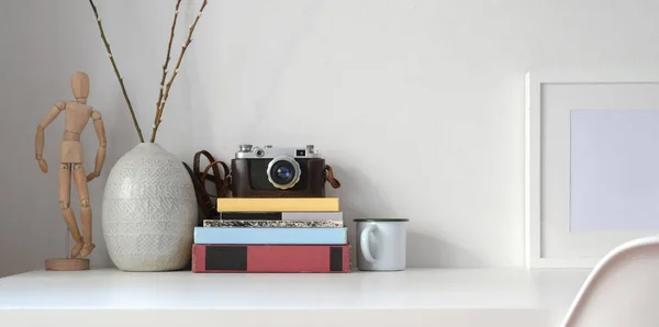 Estilo de trabajo mínimo con suministros de oficina y decoraciones en escritorio blanco y fondo de pared blanco —  Fotos de Stock