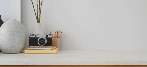 Espacio de trabajo mínimo con espacio de copia, cámara y material de oficina sobre escritorio blanco y fondo de pared blanco —  Fotos de Stock