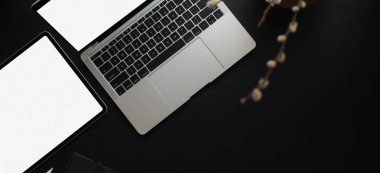 Siyah deri masaya dizüstü bilgisayar ve tablet ile modern çalışma alanının en üst görüntüsü 
