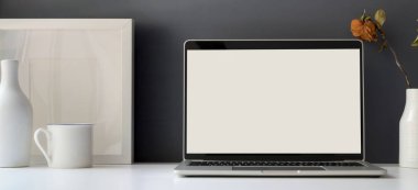 Çerçeve dekorasyonlarını taklit eden boş dizüstü bilgisayarı olan minimal ofis odası 
