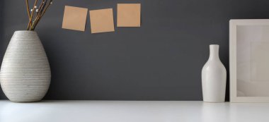 Fotokopi alanı olan modern çalışma alanı ve beyaz masa üzerinde seramik vazo ve kopya alanı olan gri duvar arkaplanı 