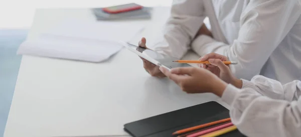 Recortado tiro de equipo profesional de negocios discutiendo su proyecto juntos mientras se utiliza la tableta — Foto de Stock