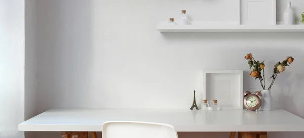 Minimalne miejsce pracy z przestrzenią do kopiowania i dekoracjami na białym stole z białym tłem ściany — Zdjęcie stockowe