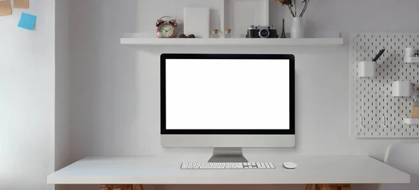 Ordenador de escritorio de pantalla en blanco en la sala de oficina moderna con suministros de oficina y decoraciones —  Fotos de Stock