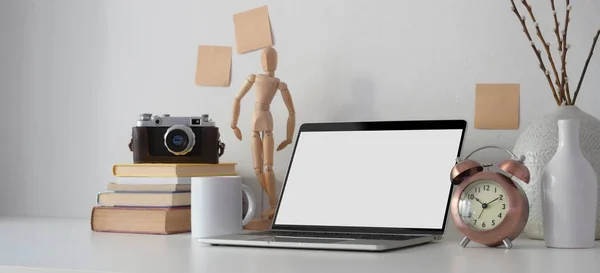 Posto di lavoro contemporaneo con computer portatile a schermo vuoto aperto, forniture per ufficio e decorazioni su tavolo bianco — Foto Stock