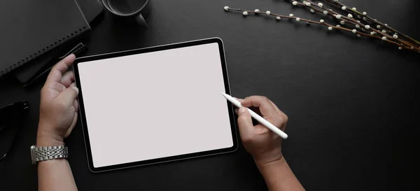 Visão superior do empresário trabalhando em seu projeto com tablet de tela em branco no local de trabalho de luxo escuro — Fotografia de Stock