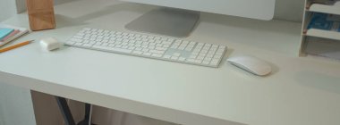 Bilgisayarlı ve ofis malzemeleriyle beyaz masada asgari ofis masası görüntüsü.