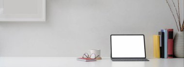 Modern ofis masasının görüntüsünü maket tablet, malzeme, fincan, dekorasyon ve kopyalama alanı ile kapat
